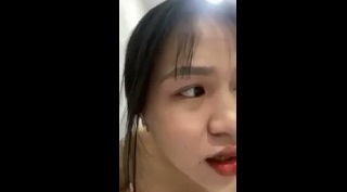 Cô tiktoker mặt dâm live khoe vú thâm vcl