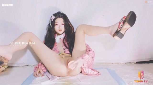 Gái teen bướm non cosplay Nezuko thủ dâm với cu giả sướng chảy nước trắng xóa